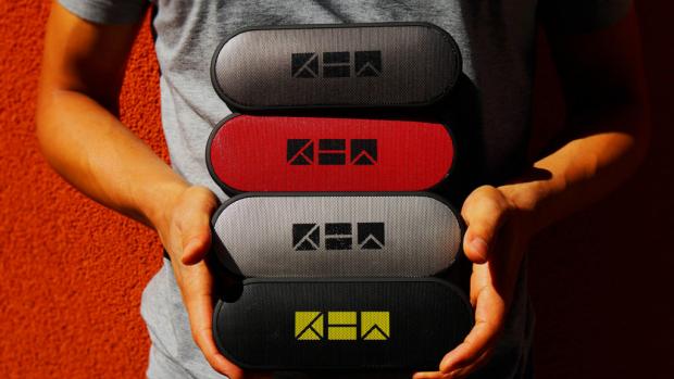Análise do alto-falante Bluetooth Kew Labs K1 - pequeno e poderoso Análise do alto-falante Bluetooth Kew Labs K1 - pequeno e poderoso