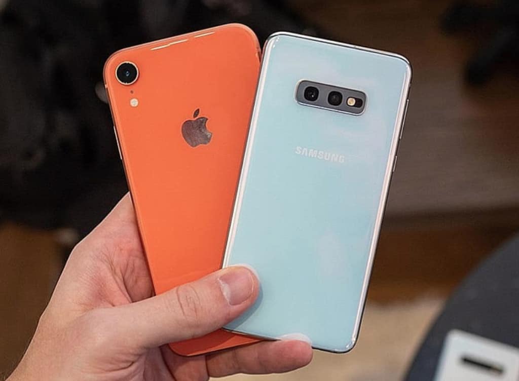 Melhores telefones pré-pagos de 2021: nossas escolhas nº 1 (TODOS os orçamentos) samsung-galaxy-s10e-ao lado-iphone-xr