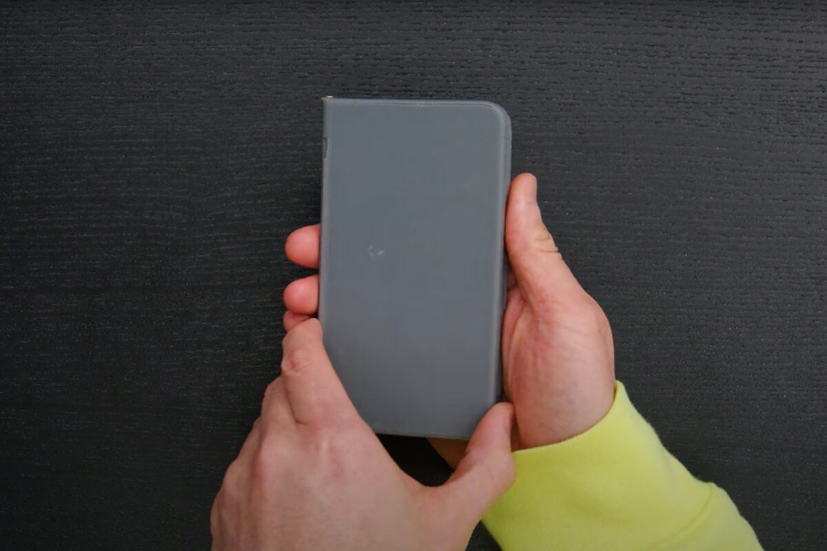 Google Pixel Fold Dummy Unit Revealed By YouTuber! Google Pixel Fold Dummy Unit Revealed By YouTuber!